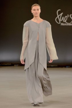 SEMILETOVA podyumunda bir model yürüyor. Sonbahar-Kış 2020-21. Global Yetenekler Dijital. 04 Eylül 2020, Moskova, Rusya.