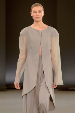 SEMILETOVA podyumunda bir model yürüyor. Sonbahar-Kış 2020-21. Global Yetenekler Dijital. 04 Eylül 2020, Moskova, Rusya.