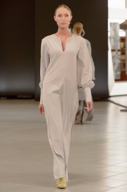 SEMILETOVA podyumunda bir model yürüyor. Sonbahar-Kış 2020-21. Global Yetenekler Dijital. 04 Eylül 2020, Moskova, Rusya.