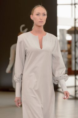 SEMILETOVA podyumunda bir model yürüyor. Sonbahar-Kış 2020-21. Global Yetenekler Dijital. 04 Eylül 2020, Moskova, Rusya.