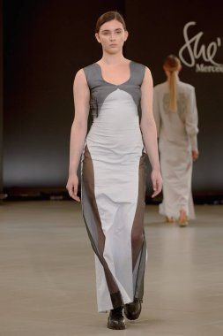 SEMILETOVA podyumunda bir model yürüyor. Sonbahar-Kış 2020-21. Global Yetenekler Dijital. 04 Eylül 2020, Moskova, Rusya.