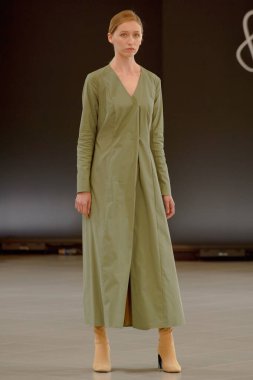 SEMILETOVA podyumunda bir model yürüyor. Sonbahar-Kış 2020-21. Global Yetenekler Dijital. 04 Eylül 2020, Moskova, Rusya.