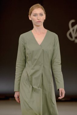 SEMILETOVA podyumunda bir model yürüyor. Sonbahar-Kış 2020-21. Global Yetenekler Dijital. 04 Eylül 2020, Moskova, Rusya.