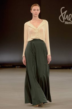 SEMILETOVA podyumunda bir model yürüyor. Sonbahar-Kış 2020-21. Global Yetenekler Dijital. 04 Eylül 2020, Moskova, Rusya.