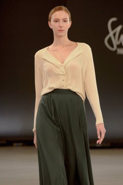 SEMILETOVA podyumunda bir model yürüyor. Sonbahar-Kış 2020-21. Global Yetenekler Dijital. 04 Eylül 2020, Moskova, Rusya.