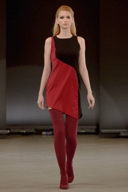 SEMILETOVA podyumunda bir model yürüyor. Sonbahar-Kış 2020-21. Global Yetenekler Dijital. 04 Eylül 2020, Moskova, Rusya.