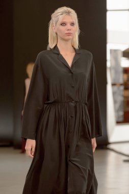 SEMILETOVA podyumunda bir model yürüyor. Sonbahar-Kış 2020-21. Global Yetenekler Dijital. 04 Eylül 2020, Moskova, Rusya.