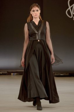 SEMILETOVA podyumunda bir model yürüyor. Sonbahar-Kış 2020-21. Global Yetenekler Dijital. 04 Eylül 2020, Moskova, Rusya.