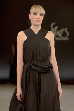 SEMILETOVA podyumunda bir model yürüyor. Sonbahar-Kış 2020-21. Global Yetenekler Dijital. 04 Eylül 2020, Moskova, Rusya.