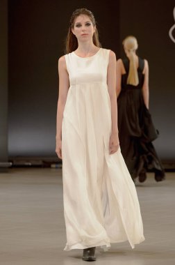 SEMILETOVA podyumunda bir model yürüyor. Sonbahar-Kış 2020-21. Global Yetenekler Dijital. 04 Eylül 2020, Moskova, Rusya.