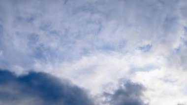 Parlak mavi gökyüzünde beyaz kabarık bulutların soyut arkaplanı