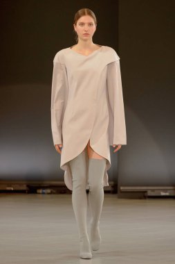 SEMILETOVA podyumunda bir model yürüyor. Sonbahar / Kış 2020-21. Global Yetenekler Dijital. 04 Eylül 2020, Moskova, Rusya.