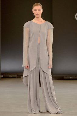 SEMILETOVA podyumunda bir model yürüyor. Sonbahar / Kış 2020-21. Global Yetenekler Dijital. 04 Eylül 2020, Moskova, Rusya.