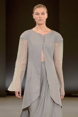 SEMILETOVA podyumunda bir model yürüyor. Sonbahar / Kış 2020-21. Global Yetenekler Dijital. 04 Eylül 2020, Moskova, Rusya.