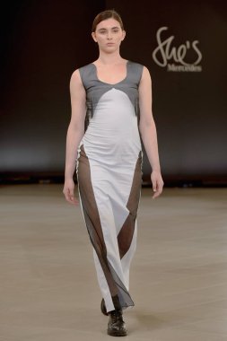 SEMILETOVA podyumunda bir model yürüyor. Sonbahar / Kış 2020-21. Global Yetenekler Dijital. 04 Eylül 2020, Moskova, Rusya.