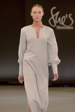 SEMILETOVA podyumunda bir model yürüyor. Sonbahar / Kış 2020-21. Global Yetenekler Dijital. 04 Eylül 2020, Moskova, Rusya.