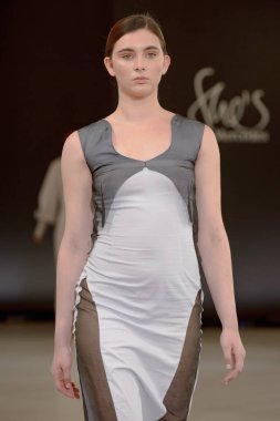 SEMILETOVA podyumunda bir model yürüyor. Sonbahar / Kış 2020-21. Global Yetenekler Dijital. 04 Eylül 2020, Moskova, Rusya.