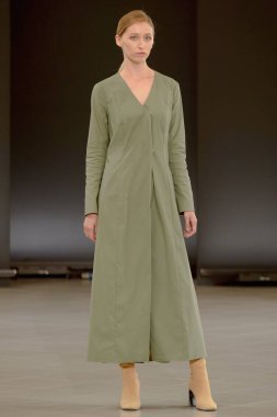 SEMILETOVA podyumunda bir model yürüyor. Sonbahar / Kış 2020-21. Global Yetenekler Dijital. 04 Eylül 2020, Moskova, Rusya.