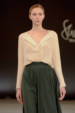 SEMILETOVA podyumunda bir model yürüyor. Sonbahar / Kış 2020-21. Global Yetenekler Dijital. 04 Eylül 2020, Moskova, Rusya.