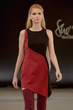 SEMILETOVA podyumunda bir model yürüyor. Sonbahar / Kış 2020-21. Global Yetenekler Dijital. 04 Eylül 2020, Moskova, Rusya.