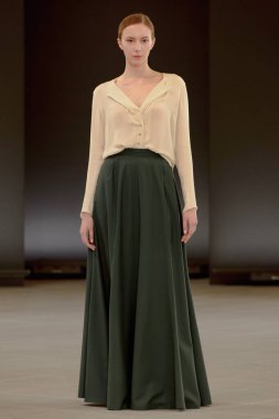 SEMILETOVA podyumunda bir model yürüyor. Sonbahar / Kış 2020-21. Global Yetenekler Dijital. 04 Eylül 2020, Moskova, Rusya.