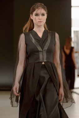 SEMILETOVA podyumunda bir model yürüyor. Sonbahar / Kış 2020-21. Global Yetenekler Dijital. 04 Eylül 2020, Moskova, Rusya.