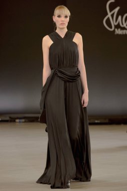 SEMILETOVA podyumunda bir model yürüyor. Sonbahar / Kış 2020-21. Global Yetenekler Dijital. 04 Eylül 2020, Moskova, Rusya.