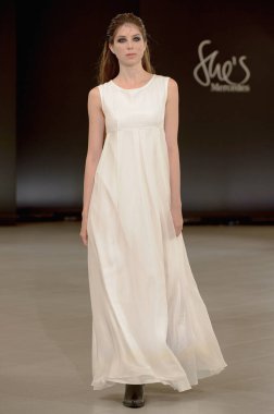 SEMILETOVA podyumunda bir model yürüyor. Sonbahar / Kış 2020-21. Global Yetenekler Dijital. 04 Eylül 2020, Moskova, Rusya.