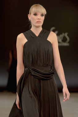 SEMILETOVA podyumunda bir model yürüyor. Sonbahar / Kış 2020-21. Global Yetenekler Dijital. 04 Eylül 2020, Moskova, Rusya.