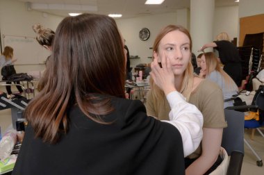 Sahne arkası: Modeller SEMILETOVA defilesine başlamadan önce makyaj ve saç stili yaparlar. Sonbahar-Kış 2020-21. Global Yetenekler Dijital. 04 Eylül 2020, Moskova, Rusya.