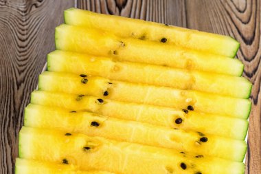 Tabakta taze sarı karpuz dilimleri.
