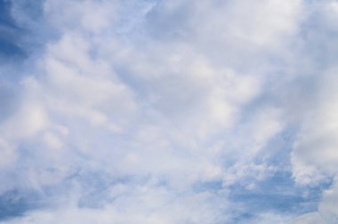 Parlak mavi gökyüzünde beyaz kabarık bulutların soyut arkaplanı. Yüksek kalite fotoğraf