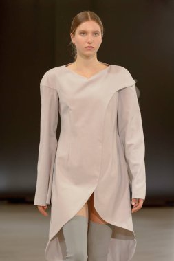 SEMILETOVA podyumunda bir model yürüyor. Sonbahar-Kış 2020-21. Global Yetenekler Dijital. 04 Eylül 2020, Moskova, Rusya.