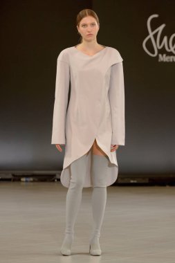 SEMILETOVA podyumunda bir model yürüyor. Sonbahar-Kış 2020-21. Global Yetenekler Dijital. 04 Eylül 2020, Moskova, Rusya.