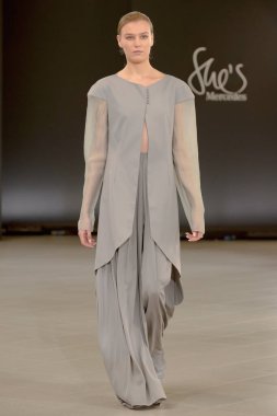 SEMILETOVA podyumunda bir model yürüyor. Sonbahar-Kış 2020-21. Global Yetenekler Dijital. 04 Eylül 2020, Moskova, Rusya.