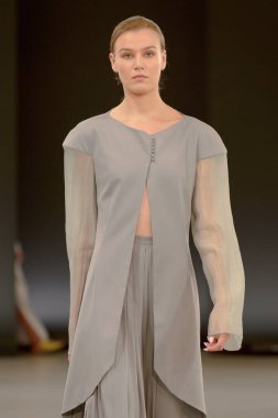 SEMILETOVA podyumunda bir model yürüyor. Sonbahar-Kış 2020-21. Global Yetenekler Dijital. 04 Eylül 2020, Moskova, Rusya.