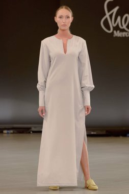 SEMILETOVA podyumunda bir model yürüyor. Sonbahar-Kış 2020-21. Global Yetenekler Dijital. 04 Eylül 2020, Moskova, Rusya.