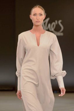 SEMILETOVA podyumunda bir model yürüyor. Sonbahar-Kış 2020-21. Global Yetenekler Dijital. 04 Eylül 2020, Moskova, Rusya.