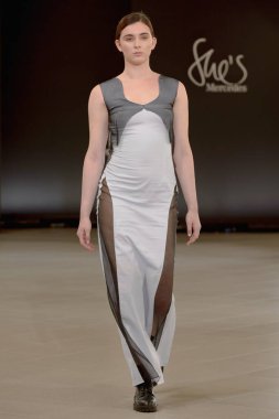 SEMILETOVA podyumunda bir model yürüyor. Sonbahar-Kış 2020-21. Global Yetenekler Dijital. 04 Eylül 2020, Moskova, Rusya.