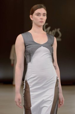 SEMILETOVA podyumunda bir model yürüyor. Sonbahar-Kış 2020-21. Global Yetenekler Dijital. 04 Eylül 2020, Moskova, Rusya.