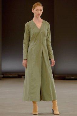 SEMILETOVA podyumunda bir model yürüyor. Sonbahar-Kış 2020-21. Global Yetenekler Dijital. 04 Eylül 2020, Moskova, Rusya.