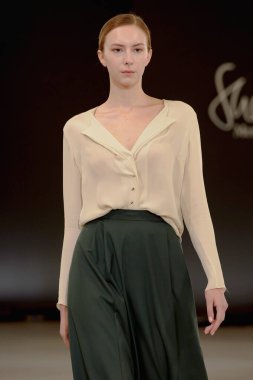 SEMILETOVA podyumunda bir model yürüyor. Sonbahar-Kış 2020-21. Global Yetenekler Dijital. 04 Eylül 2020, Moskova, Rusya.