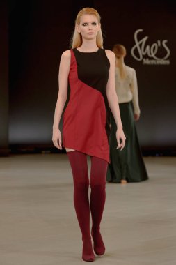 SEMILETOVA podyumunda bir model yürüyor. Sonbahar-Kış 2020-21. Global Yetenekler Dijital. 04 Eylül 2020, Moskova, Rusya.