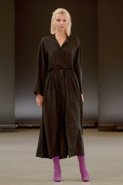 SEMILETOVA podyumunda bir model yürüyor. Sonbahar-Kış 2020-21. Global Yetenekler Dijital. 04 Eylül 2020, Moskova, Rusya.