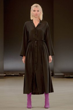 SEMILETOVA podyumunda bir model yürüyor. Sonbahar-Kış 2020-21. Global Yetenekler Dijital. 04 Eylül 2020, Moskova, Rusya.