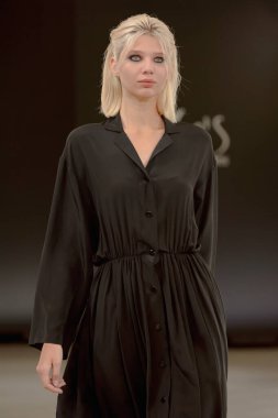 SEMILETOVA podyumunda bir model yürüyor. Sonbahar-Kış 2020-21. Global Yetenekler Dijital. 04 Eylül 2020, Moskova, Rusya.