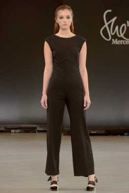 SEMILETOVA podyumunda bir model yürüyor. Sonbahar-Kış 2020-21. Global Yetenekler Dijital. 04 Eylül 2020, Moskova, Rusya.