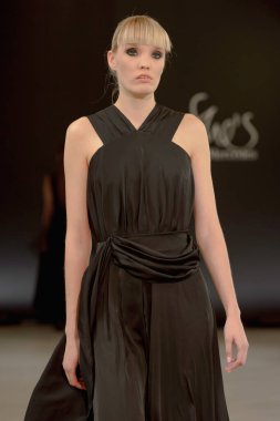 SEMILETOVA podyumunda bir model yürüyor. Sonbahar-Kış 2020-21. Global Yetenekler Dijital. 04 Eylül 2020, Moskova, Rusya.