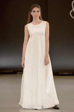 SEMILETOVA podyumunda bir model yürüyor. Sonbahar-Kış 2020-21. Global Yetenekler Dijital. 04 Eylül 2020, Moskova, Rusya.