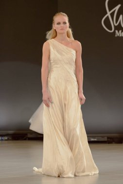 SEMILETOVA podyumunda bir model yürüyor. Sonbahar-Kış 2020-21. Global Yetenekler Dijital. 04 Eylül 2020, Moskova, Rusya.